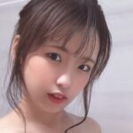 イイおっぱいだから隠す手ブラのエロ画像